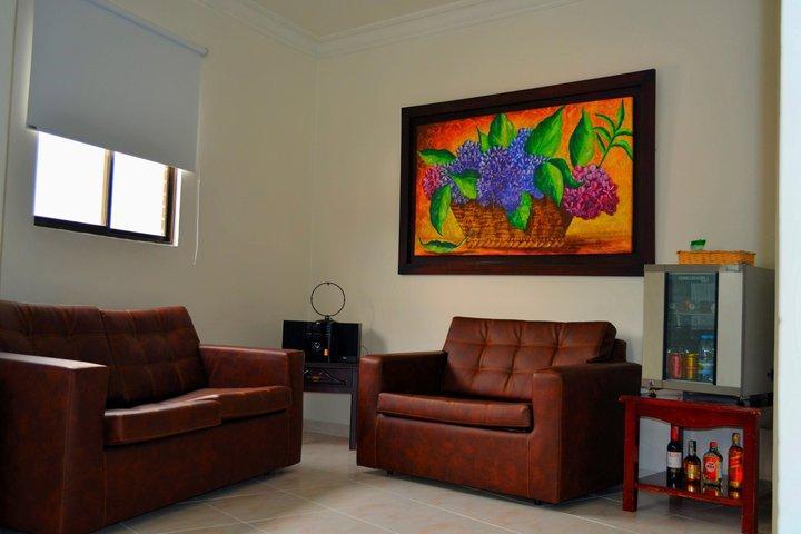 Casa Morales Hotel Internacional Y Centro De Convenciones Ibagué Екстериор снимка A living room with a sofa and armchair