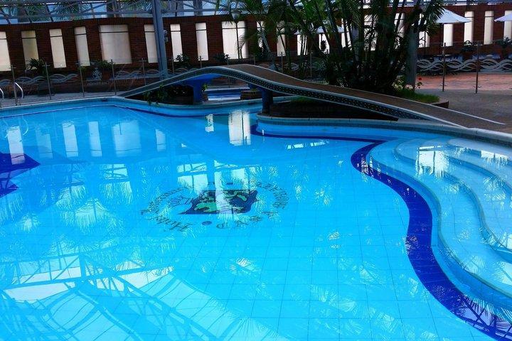 Casa Morales Hotel Internacional Y Centro De Convenciones Ibagué Екстериор снимка Swimming pool at the hotel