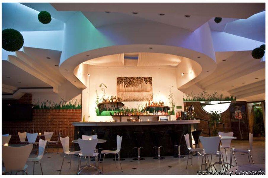 Casa Morales Hotel Internacional Y Centro De Convenciones Ibagué Екстериор снимка The bar at the 1001 nights lounge