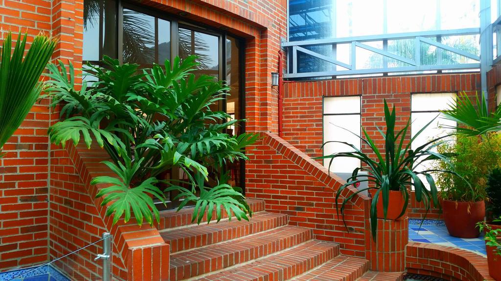Casa Morales Hotel Internacional Y Centro De Convenciones Ibagué Екстериор снимка Interior of the library