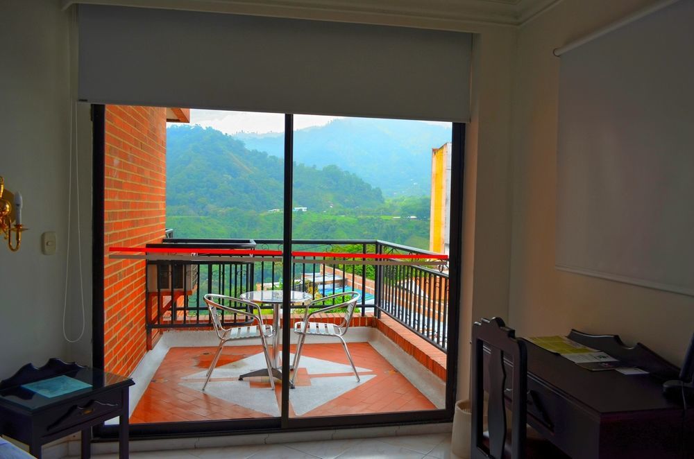 Casa Morales Hotel Internacional Y Centro De Convenciones Ibagué Екстериор снимка A view of the mountains from a hotel in Baños